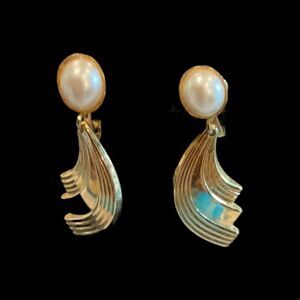 Gorgeous Vintage Clip Earrings 